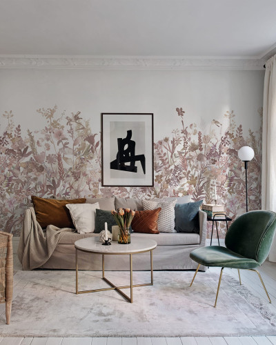 Tapet floral în nuanțe de roz prăfuit într-un living elegant