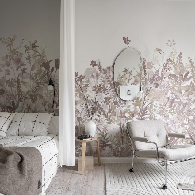 Tapet floral în nuanțe de roz prăfuit într-un living elegant