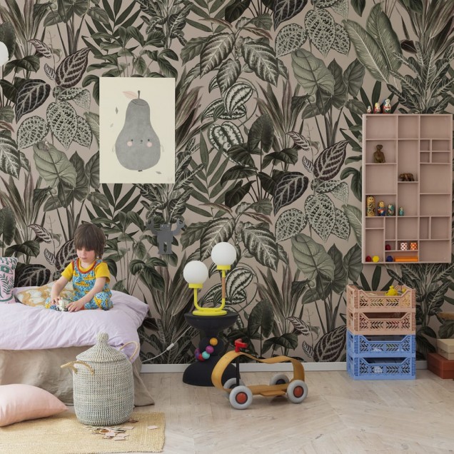Tapet cu maimuțe jucause, Pastel Pink, cu design tropical și culori pastelate.