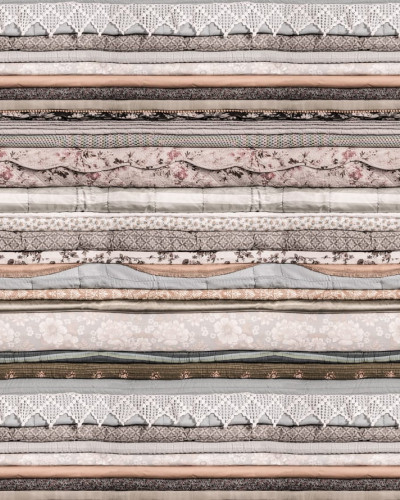 Tapet Her Royal Slumber cu design vintage, in nuante pastelate, cu model de patchwork, perfect pentru dormitor, living sau birou.