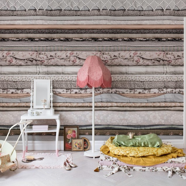 Tapet Her Royal Slumber cu design vintage, in nuante pastelate, cu model de patchwork, perfect pentru dormitor, living sau birou.