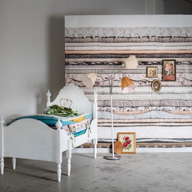 Tapet Her Royal Slumber cu design vintage, in nuante pastelate, cu model de patchwork, perfect pentru dormitor, living sau birou.