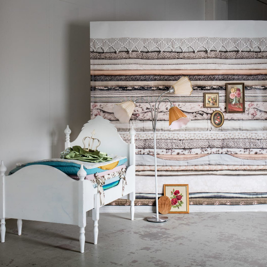 Tapet 3D cu design floral delicat, cu straturi de materiale textile, ideal pentru dormitoare si camere de joaca