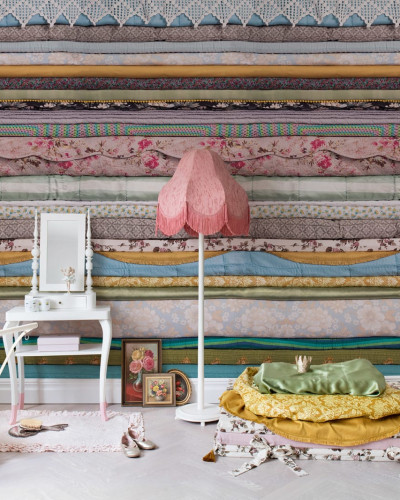 Tapet 3D cu design floral delicat, cu straturi de materiale textile, ideal pentru dormitoare si camere de joaca