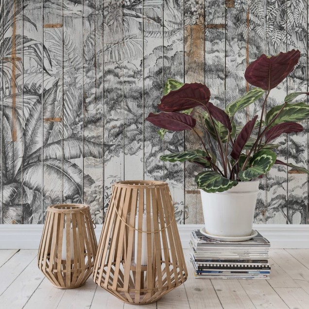 Tapet cu design exotic, Secret Garden, Bali Boards, cu o grafică delicată a unei grădini tropicale pe un fundal din lemn rustic.