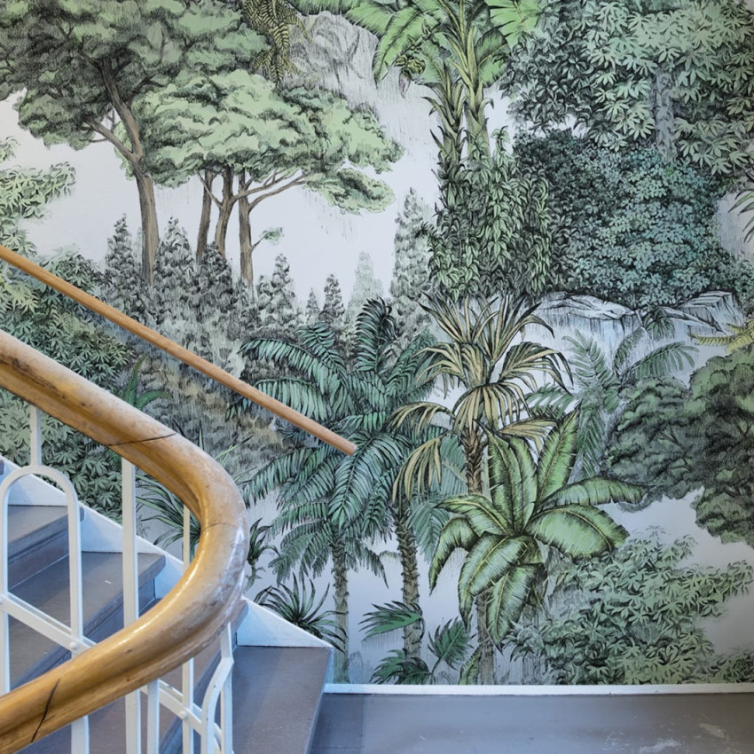Tapet cu design exotic, Secret Garden, Bali Boards, cu o grafică delicată a unei grădini tropicale pe un fundal din lemn rustic.