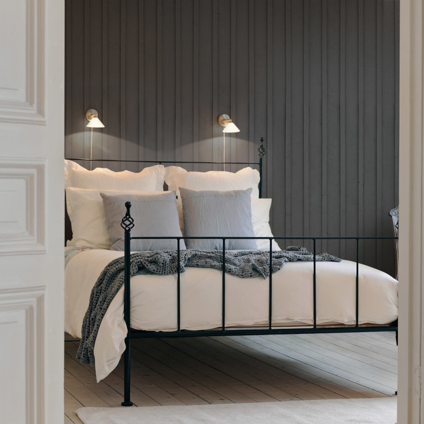 Tapet cu aspect de lemn alb, perfect pentru a crea un dormitor modern și relaxant.