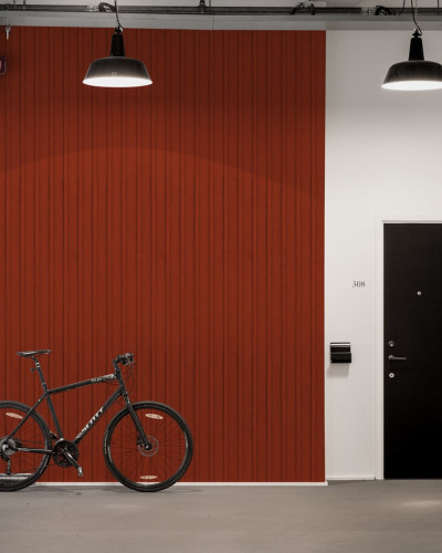 Tapet cu aspect industrial, in nuante de roșu, cu linii verticale și un design modern.