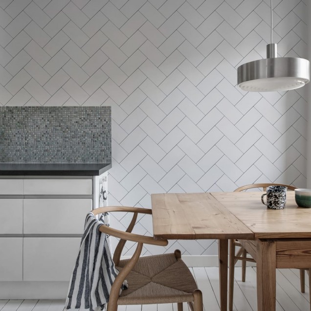 Tapet cu model de țiglă de pește, perfect pentru bucătării, băi sau alte zone cu trafic intens. Oferă un aspect modern și elegant.