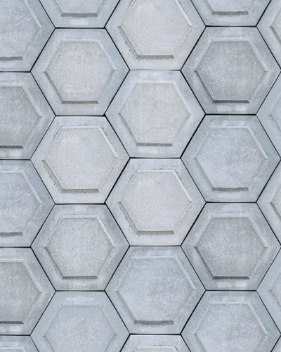 Tapet cu model geometric de hexagon gri, imitând aspectul plăcilor din beton, perfect pentru decorarea bucătăriei, băii sau a altor camere