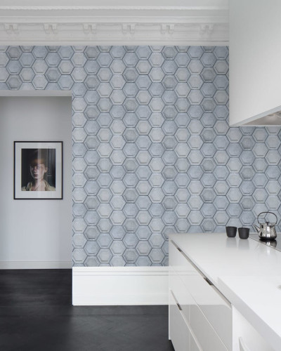 Tapet cu model geometric de hexagon gri, imitând aspectul plăcilor din beton, perfect pentru decorarea bucătăriei, băii sau a altor camere