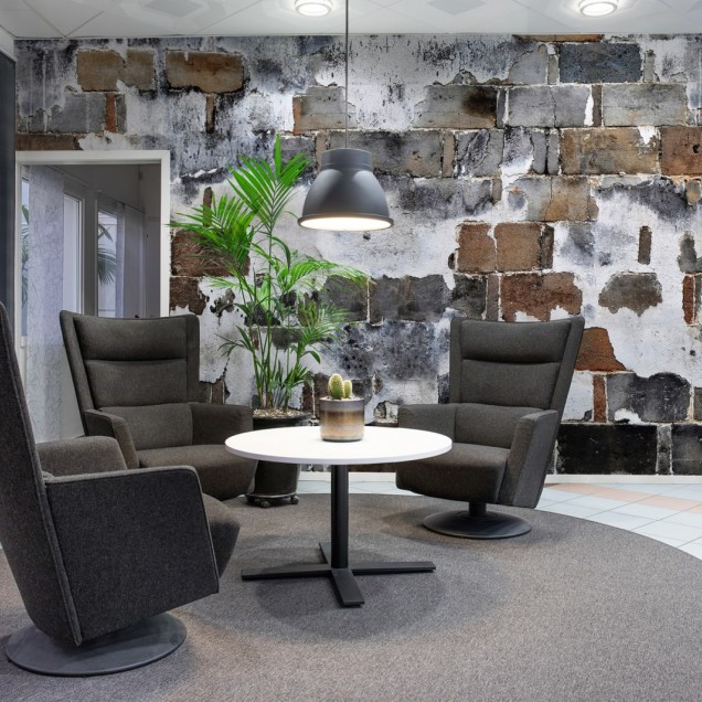 Tapet Slurry Wall, un perete de cărămidă vintage texturat, cu o atmosferă industrială și elegantă