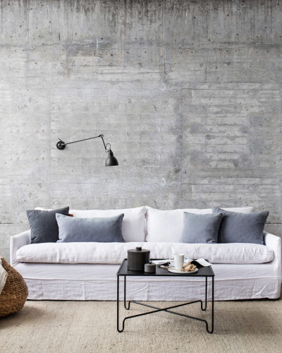 Fototapet cu aspect de beton și textură de lemn într-un living modern