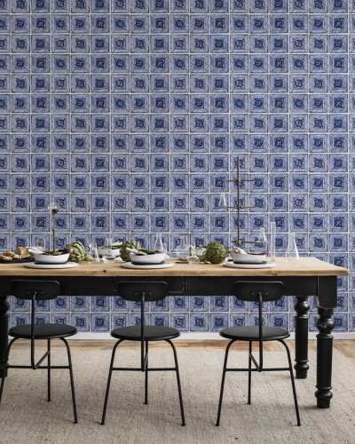 Tapet cu design geometric, inspirat de faianta portugheză, cu un aspect elegant și clasic.