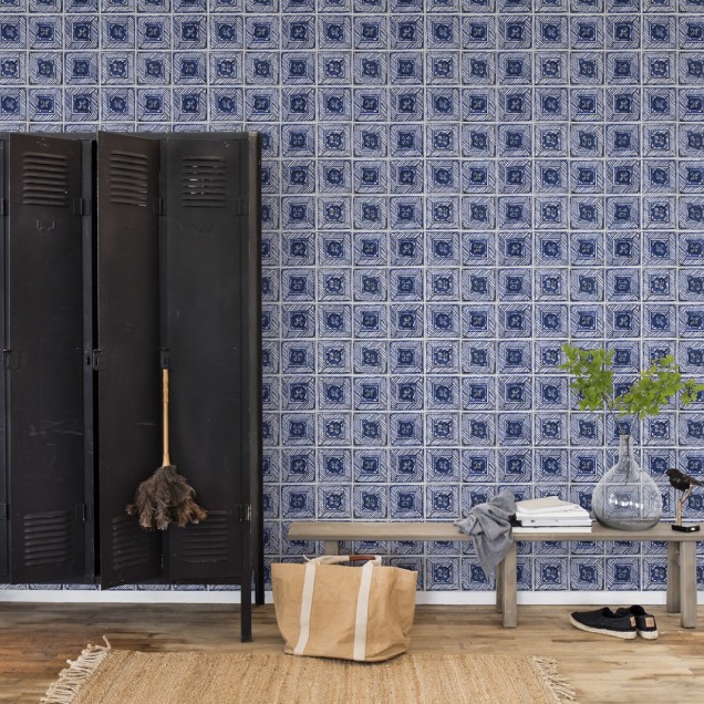 Tapet cu design geometric, inspirat de faianta portugheză, cu un aspect elegant și clasic.