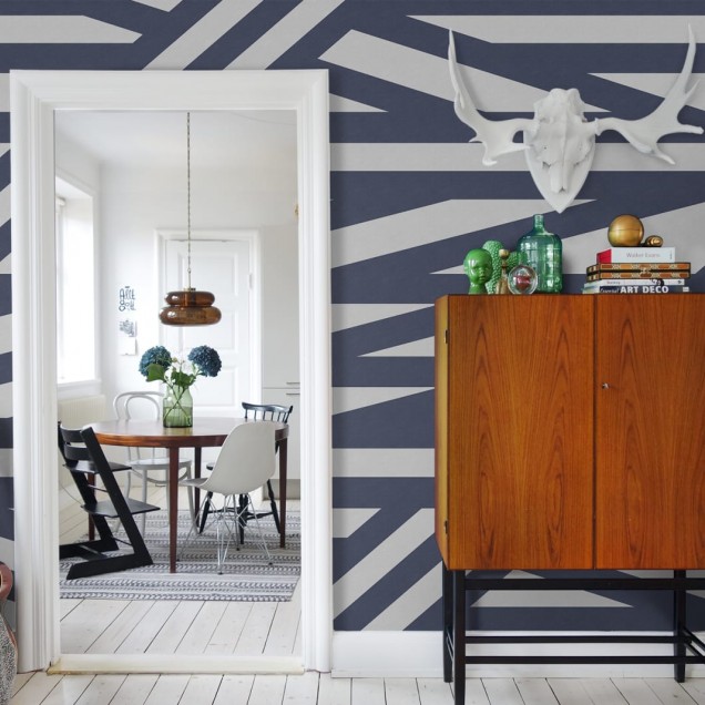 Tapet cu dungi geometrice alb-albastru in design modern