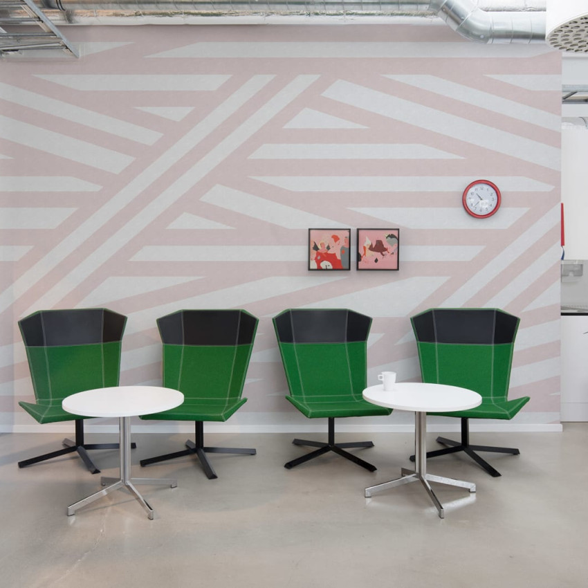Tapet cu dungi geometrice alb-albastru in design modern