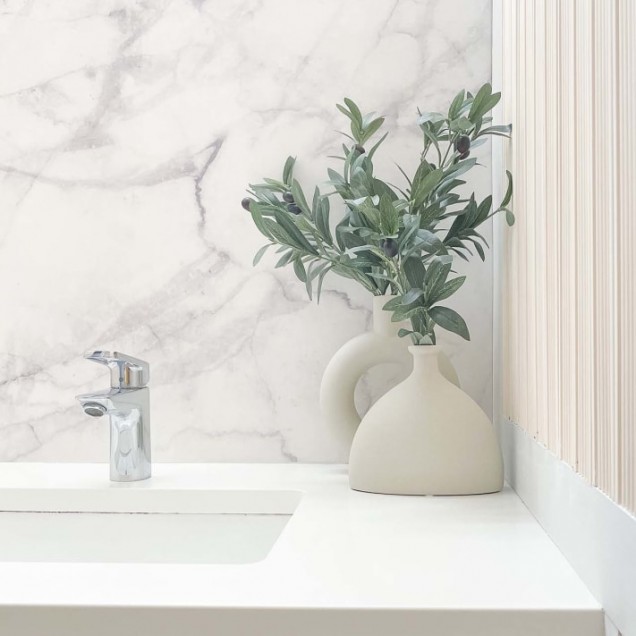 Tapet  cu design marmura, perfect pentru a crea o atmosfera eleganta si rafinata in bucatarie.