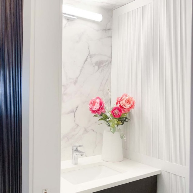 Tapet  cu design marmura, perfect pentru a crea o atmosfera eleganta si rafinata in bucatarie.