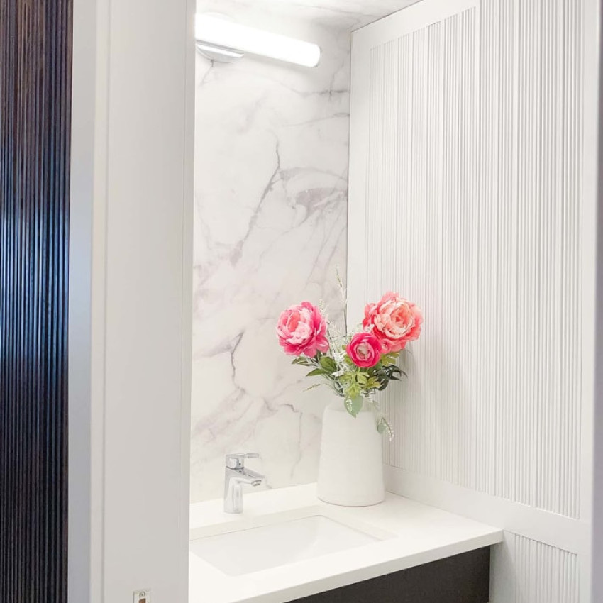 Tapet de marmură gri, cu un design minimalist, cu venele delicate, perfect pentru un accent de perete sau un perete complet.