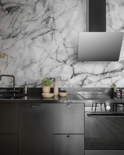 Tapet de marmură gri, cu un design minimalist, cu venele delicate, perfect pentru un accent de perete sau un perete complet.