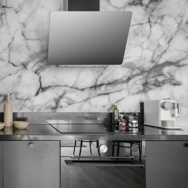 Tapet de marmură gri, cu un design minimalist, cu venele delicate, perfect pentru un accent de perete sau un perete complet.