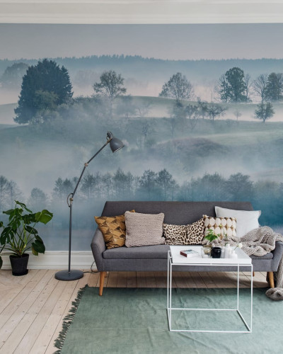 Tapet 3D Morning Haze cu design liniștit de pădure învăluită în ceață, perfect pentru camera de zi sau dormitor.