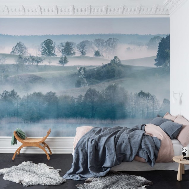 Tapet 3D Morning Haze cu design liniștit de pădure învăluită în ceață, perfect pentru camera de zi sau dormitor.