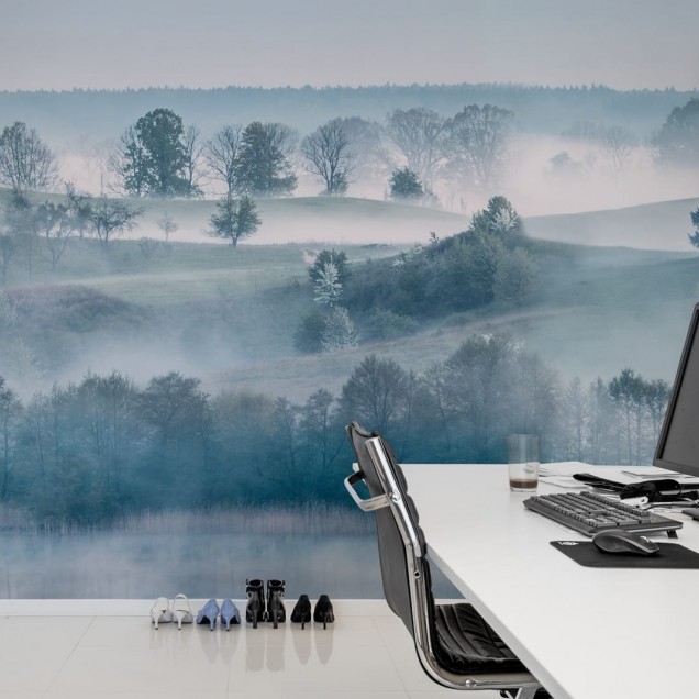 Tapet 3D Morning Haze cu design liniștit de pădure învăluită în ceață, perfect pentru camera de zi sau dormitor.
