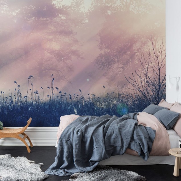 Pink Dawn tapet 3D, cu imagine de padure misterioasa cu nuanțe delicate de roz si albastru, perfect pentru living sau dormitor.