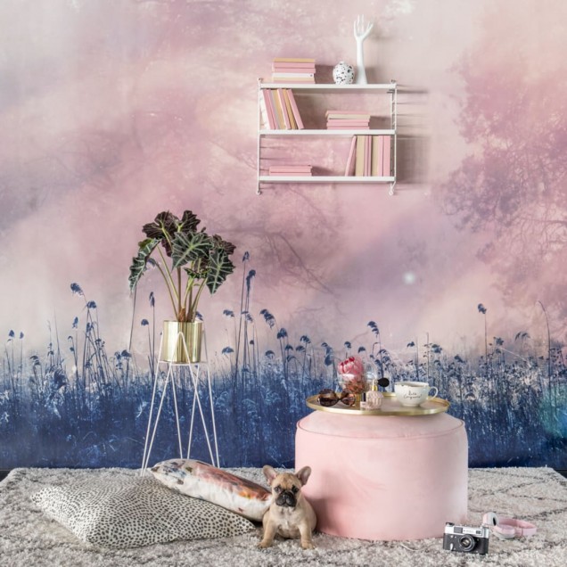 Pink Dawn tapet 3D, cu imagine de padure misterioasa cu nuanțe delicate de roz si albastru, perfect pentru living sau dormitor.