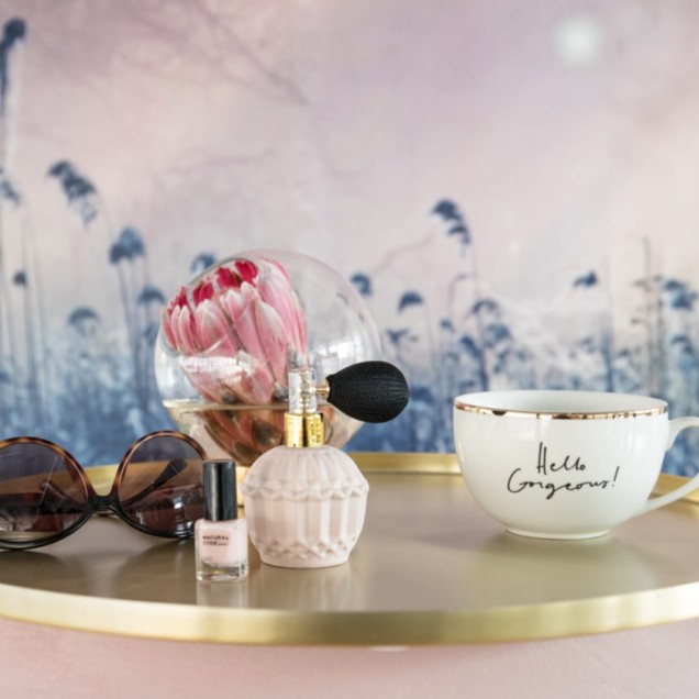 Pink Dawn tapet 3D, cu imagine de padure misterioasa cu nuanțe delicate de roz si albastru, perfect pentru living sau dormitor.
