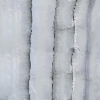 Agate, Sterling  într-un living modern cu canapea, covor și șemineu