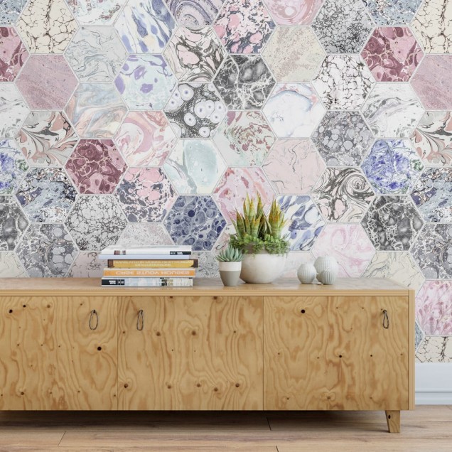 Tapet 3D cu design geometric, cu hexagonuri în nuanțe pastelate, albastru deschis și gri. Ideal pentru living, dormitor sau hol.