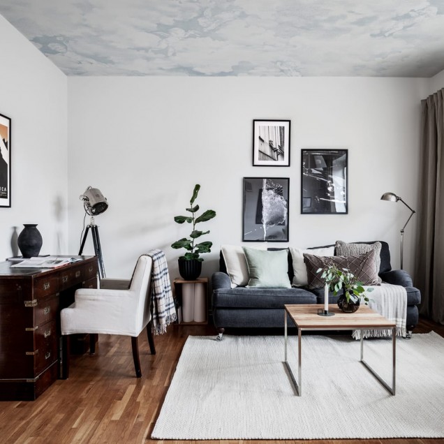 Tapet cu cherubimi in albastru pal, cu un design elegant si delicat.