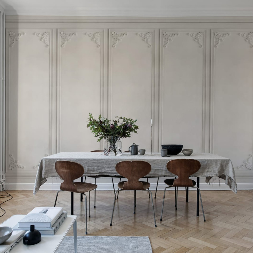 Tapet 3D cu panouri franceze în nuanțe de gri, folosit într-un interior modern cu o masă de dining din lemn masiv și scaune negre
