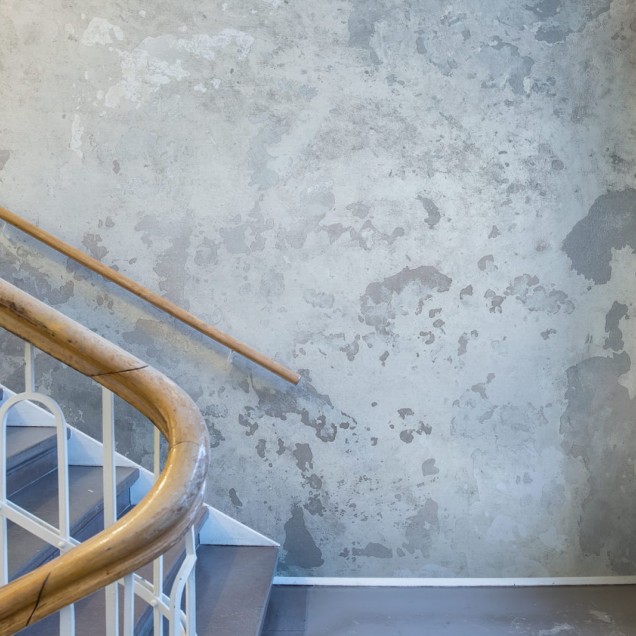 Tapet cu efect de beton brut, ideal pentru un stil industrial chic.