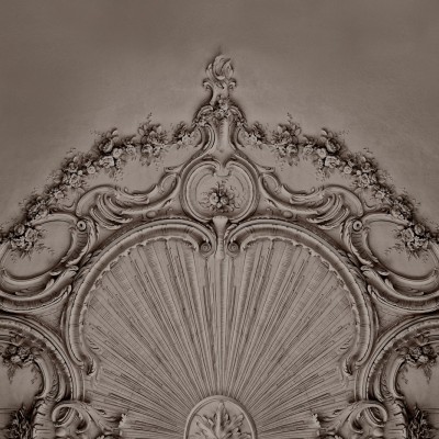 Tapet 3D cu design stucco în gri deschis, în livingul unei case moderne.