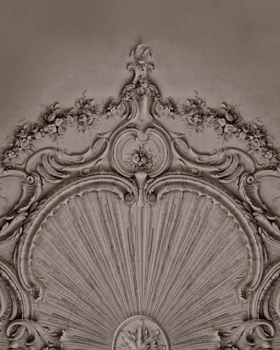 Tapet 3D cu design stucco în gri deschis, în livingul unei case moderne.