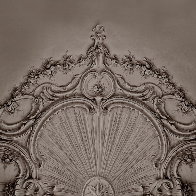 Tapet 3D cu design stucco în gri deschis, în livingul unei case moderne.