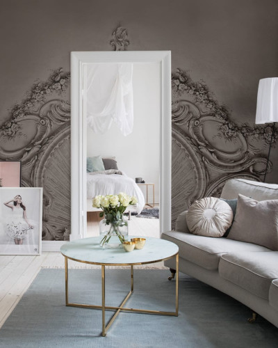Tapet 3D cu design stucco în gri deschis, în livingul unei case moderne.