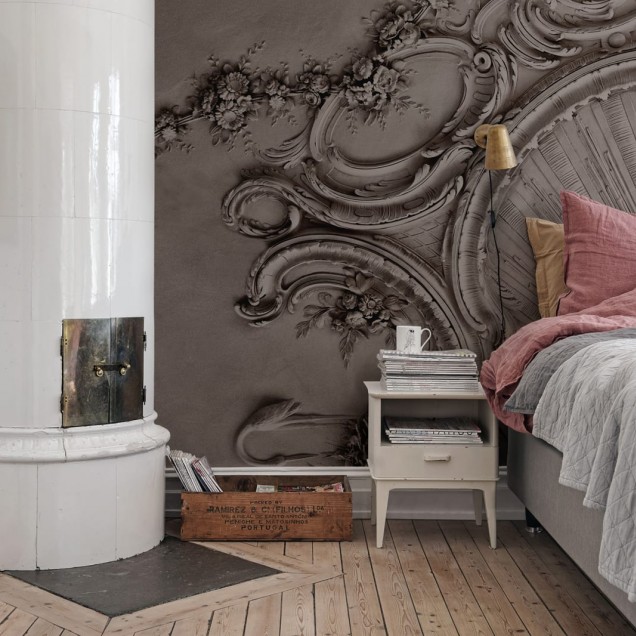 Tapet 3D cu design stucco în gri deschis, în livingul unei case moderne.