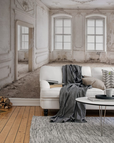 Tapet Bygone Era, cu un design vintage ce prezintă o cameră veche cu tavane înalte, ferestre mari și un stil minimalist