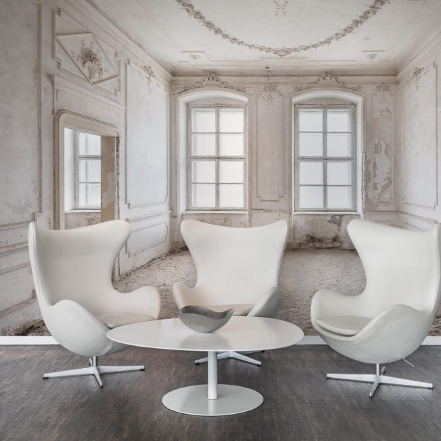Tapet Bygone Era, cu un design vintage ce prezintă o cameră veche cu tavane înalte, ferestre mari și un stil minimalist