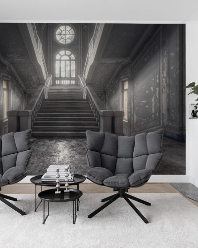 Tapet cu scară veche într-un interior modern