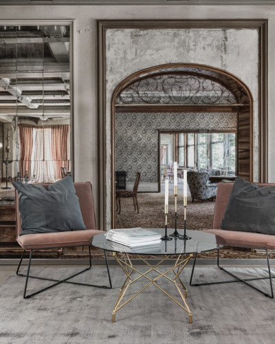 Tapet de perete Dolores' Dream - un design unic cu detalii fine, care amintesc de o resedinta eleganta