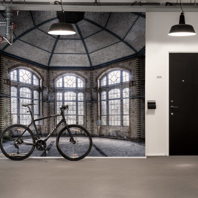 Tapet cu design industrial Portals, imagine cu o clădire veche cu o cupolă, ferestre mari și podea din gresie.