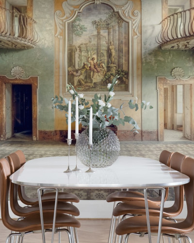Tapet cu design vintage, ce prezintă o perspectivă unică a unui palat grandios, cu detalii arhitecturale impresionante.