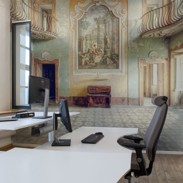 Tapet cu design vintage, ce prezintă o perspectivă unică a unui palat grandios, cu detalii arhitecturale impresionante.