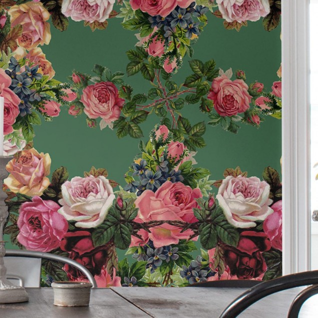 Tapet cu flori delicate și vibrante, cu o notă de vintage, ideal pentru a adăuga o atmosferă romantică oricărei camere.